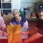 
Penyerahan bantuan biaya pendidikan yang diserahkan langsung oleh Choirul Anwar selaku Kepala Dinas P3A di rumah Muhammad Fajar Mulyo penyandang difabel. 