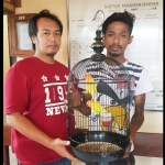 Kanit Reskrim Polsek Sukorejo Aiptu Hariyanto (kiri) menunjukkan pelaku yang berhasi diamankan.. foto: Andi Fachrudin/ BANGSAONLINE