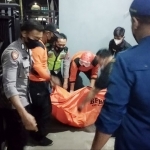 Jenazah korban usai dievakuasi oleh petugas BPBD Kabupaten Blitar.