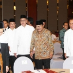 Gubernur Jawa Timur bersama Ketua MUI pusat pada acara Akses Keuangan Syariah di hotel JW Marriot Surabaya.