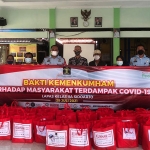 Lapas Sidoarjo berkolaborasi dengan Kelurahan Magersari menggelar bakti sosial dengan menyalurkan bantuan paket sembako untuk masyarakat terdampak Covid-19 di Pendopo Kelurahan Magersari, Kamis (29/7/2021). (foto: ist)