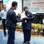 PRESTASI: Pegawai DJP Jatim II, Daru Kuswardani saat menerima penghargaan Editor Terbaik Kedua, belum lama ini. foto: ist