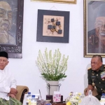 Panglima TNI Jenderal Gatot Nurmantyo disambut oleh Wakil Pengasuh Pesantren Tebuireng KH. Abdul Hakim Mahfudz di ndhalem kesepuhan. foto: istimewa.