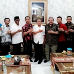 Ketua Kadin Jatim Alim Tualeka bersama sebagian pengurus Kadin daerah.