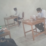 Suasana ujian Sekretaris Desa (Sekdes) Dermolemahbang Kecamatan Sarirejo, Lamongan, Rabu (25/8). foto: Nur Qomar/ bangsaonline.com