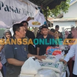 Bupati Madiun saat mendatangi pasar murah yang ada di Balerejo. Foto: HENDRO SUHARTONO/BANGSAONLINE