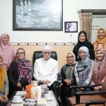Menteri Arifah (nomor 3 dari kiri) dan rombongan bersama  KH Anwar Manshur didampingi Mbak Wali dan Wawali  Kota Kediri Gus Qowim. (Ist).
