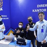 Direktur Lalu Lintas Keimigrasian, Amran Aris, saat mengunjungi stan Kantor Imigrasi Malang di Malang City Expo 2022.