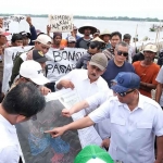 Menteri ATR/BPN saat meninjau lokasi terbitnya sertifikat HGB di atas laut yang berada di Kabupaten Bekasi.