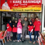 KHAS PESISIR: H Moh Taufiqulbar MSi bersama istri dan karyawan, di Rumah Makan Cak Taufiq yang menyuguhkan menu khas Kare Rajungan, Rabu (16/11). foto: istimewa
