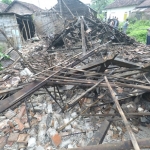 Dua buah rumah di Dusun/Desa Sebani, Kecamatan Sumobito, Kabupaten Jombang, Jawa Timur, ambruk akibat sapuan angin puting beliung, Kamis (1/2/) siang. Foto: RONY S/BANGSAONLINE
