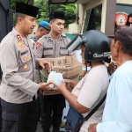 Kapolres Kediri Kota AKBP Bramastyo Priaji saat membagikan takjil gratis kepada warga yang kebetulan melintas di depan Mapolres Kediri Kota. Foto: Ist.