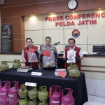 Kabid Humas dan Kasibdit IV Ditreskrimsus Polda Jatim menunjukkan BB hasil penangkapan
