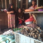 Pedagang rempah-rempah Pasar Basah Trenggalek. foto: HERMAN/ BANGSAONLINE