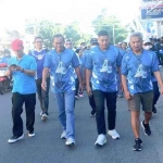 Wali Kota Kediri Abdullah Abu Bakar (dua dari kanan) saat ikut jalan sehat bersama civitas akademika Universitas PGRI Kediri. Foto: Ist.