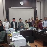 Para seniman usai hearing di ruang Komisi III DPRD Kabupaten Pasuruan. 