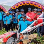 Bupati Pamekasan Baddrut Tamam meluncurkan Hand Tractor On Call di Desa Sana Laok, Kecamatan Waru, Kabupaten Pamekasan, Selasa (30/11/2021).