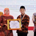 Wali Kota Pasuruan saat menerima penghargaan dari Gubernur Khofifah.