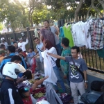 Stan bazar baju gratis yang digelar FWP di depan kantor PWI Pamekasan tampak dipadati warga. foto: ERRI SUGIANTO/ BANGSAONLINE