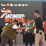 Gus Qowim saat ikut mencoba mematahkan balok kayu. Foto: Ist.