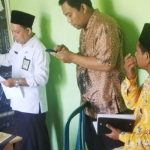 Ach Suyitno, Kepala KUA Sarirejo saat memberikan materi tentang cara menentukan arah kiblat.