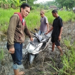 Motor yang ditemukan di sawah sebelum dievakuasi warga.