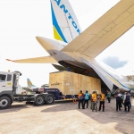 Proses unloading komponen Smelter PTFI dari pesawat Antonov, di Bandara Juanda, Surabaya. Foto: Ist.