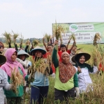 Ning Lia dan pengurus Perempuan Tani HKTI Jatim berbaur dengan petani saat panen raya sekaligus kegiatan Sapa Petani di Mojokerto. foto: istimewa