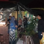 Bupati Muhdlor meninjau rumah rusak akibat angin kencang, di Desa Durung Bedug, Candi, Sidoarjo, Selasa (11/10/2022) malam. foto : ist.