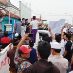 Ribuan massa menggelar aksi damai di depan kantor Kecamatan Palengaan Laok untuk menolak pembangunan SPBU.