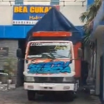 Truk yang memuat rokok tanpa cukai turut diamankan di Kantor Bea Cukai Madura.