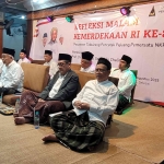 Prof Dr KH Asep Saifuddin Chalim, KH Abdul Hakim Mahfudz, KH Muhammad Riza Yusuf Hasyim, Prof Usep Abdul Matin, Ph.D, KH Luqman Hakim, dan para asatidz  dalam acara Refleksi Malam Kemerdekaan RI ke-80 di Masjid Pesantren Tebuireng Jombang Jawa Timur, Sabtu (16/8/2025) malam. Foto: MMA/bangsaonline