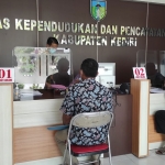 Suasana saat warga mengurus dokumen kependudukan di Kantor Dispendukcapil Kabupaten Kediri. Foto: Ist