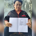 Idrus saat menunjukan bukti LPK PDIP Kabupaten Pasuruan yang dinilai janggal
