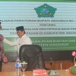 ANTISIPASI: Wabup Sidoarjo Nur Ahmad Syaifuddin dan pemateri dari KPK saat sosialisasi Perbup tentang gratifikasi, di Aula BKD, Rabu (26/4). foto: Kominfo Sidoarjo