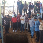 Ahmad Basarah, Wakil Ketua MPR bersama Wali Kota Batu, Wawali Batu meninjau lokasi temuan situs Pendem, Minggu (15/3).