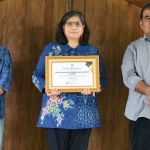 Pj Wali Kota Kediri Zanariah menunjukkan penghargaan yang diraih BKPSDM. Foto: Ist. 