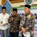 Ketua Bidang Komunikasi dan Informasi MUI KH Masduki Baidlawi (tengah), Sekjen MUI Amirsyah Tambunan dan Wakil Sekjen MUI Rofiqul Umam Ahmad usai Mukernas ke-4 MUI di Jakarta, Kamis (19/12/2024) . Foto: CNN