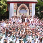 Bupati Sidoarjo, Ahmad Muhdlor bersama siswa SMPN 4 Sidoarjo usai membuat udeng pacul gowang, Rabu (31/8/2022). foto: ist