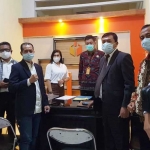 Tim Advokasi paslon Mahfud-Mujiaman saat mendatangi kantor Bawaslu Kota Surabaya untuk menyerahkan kelengkapan bukti-bukti laporan dugaan pelanggaran norma oleh Wali Kota Surabaya Tri Rismaharini.