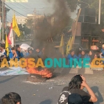 Mahasiswa saat membakar ban dalam demo di DPRD Kabupaten Kediri. Foto: MUJI HARJITA/BANGSAONLINE