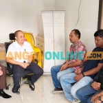Kasi Intel Kejari Kabupaten Kediri, Iwan Nuzuardhi (hem putih) bersama Kasi Pidsus Kejari Kabupaten Kediri, Pujo Rasmoyo, saat menerima perwakilan warga. Foto: MUJI HARJITA/BANGSAONLINE