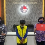 Tersangka dan barang bukti yang diamankan Satresnarkoba Polrestabes Surabaya.