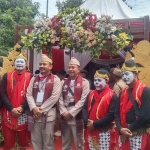 Pasangan calon Bupati Ngawi Ony-Antok saat mendaftakan diri ke KPU Ngawi.