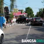 Mobil rombongan KPK saat tiba di Mapolres Blitar Kota. foto: AKINA/ BANGSAONLINE