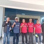 Kepengurusan baru PSSI Kabupaten Pasuruan, (dari kanan) Udik Djanuantoro, Habib Bakar, dan pengurus Askab lainya. Foto: Ahmad Fuad/BANGSAONLINE