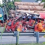 Kondisi minibus hancur usai diseruduk truk trailer sarat muatan kayu log di Tol Kebomas KM 14. Foto: SYUHUD/ BANGSAONLINE