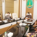 Wali Kota Pasuruan Gus Ipul beserta jajaran TPID dan perangkat daerah terkait mengikuti rakor dari Media Command Centre (MCC) Kota Pasuruan.