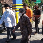 Menteri Sosial Tri Rismaharini saat turun ke Kelurahan Kertajaya, Kecamatan Gubeng, Kota Surabaya untuk mengecek penyaluran bantuan sosial (bansos) beras dari Kementerian Sosial, Selasa (20/7) siang. foto: BANGSAONLINE