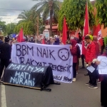 Massa aksi dari GMNI dan IMM saat melakukan orasi di depan gedung DPRD Trenggalek.